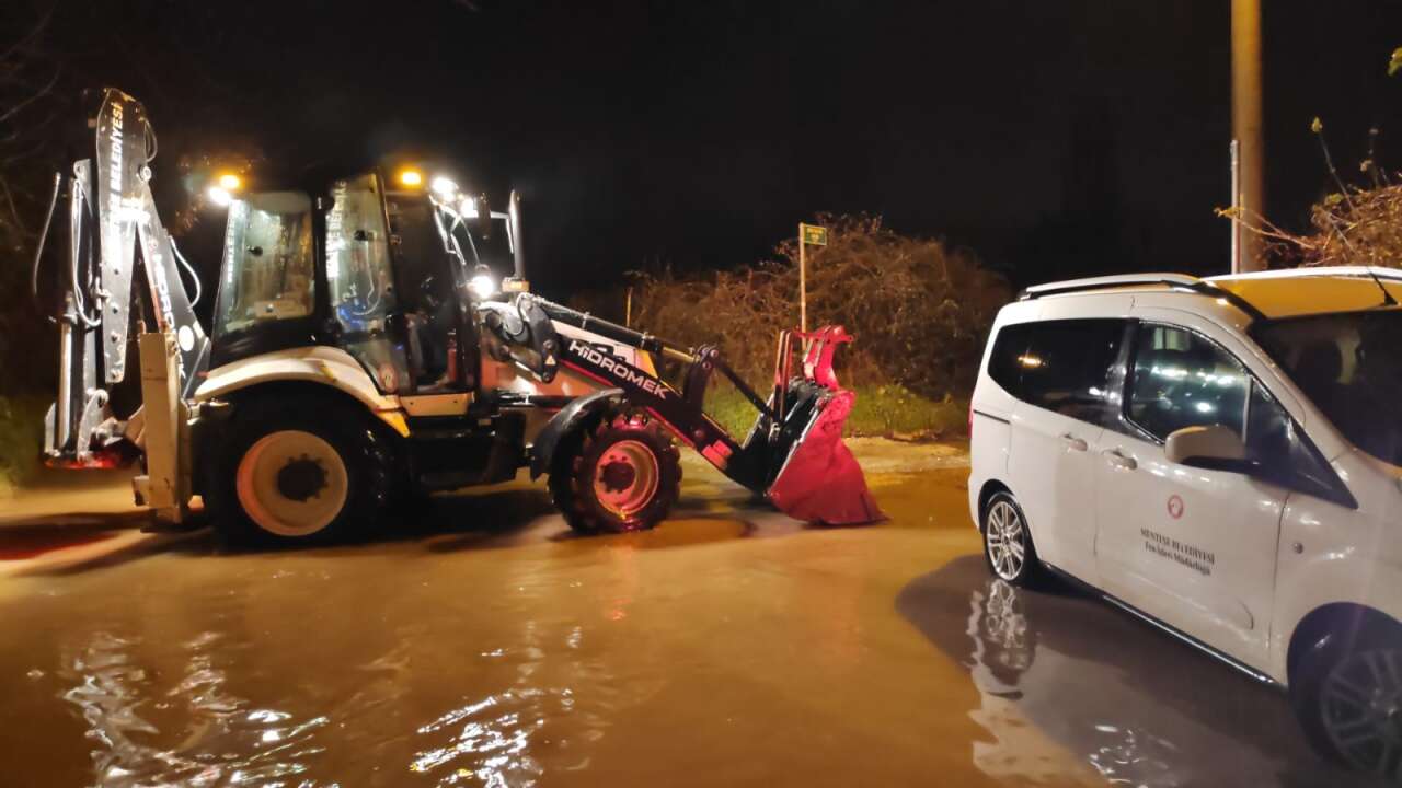 Menteşe Belediye Ekipleri Gece Boyunca Mesai Yaptı 1
